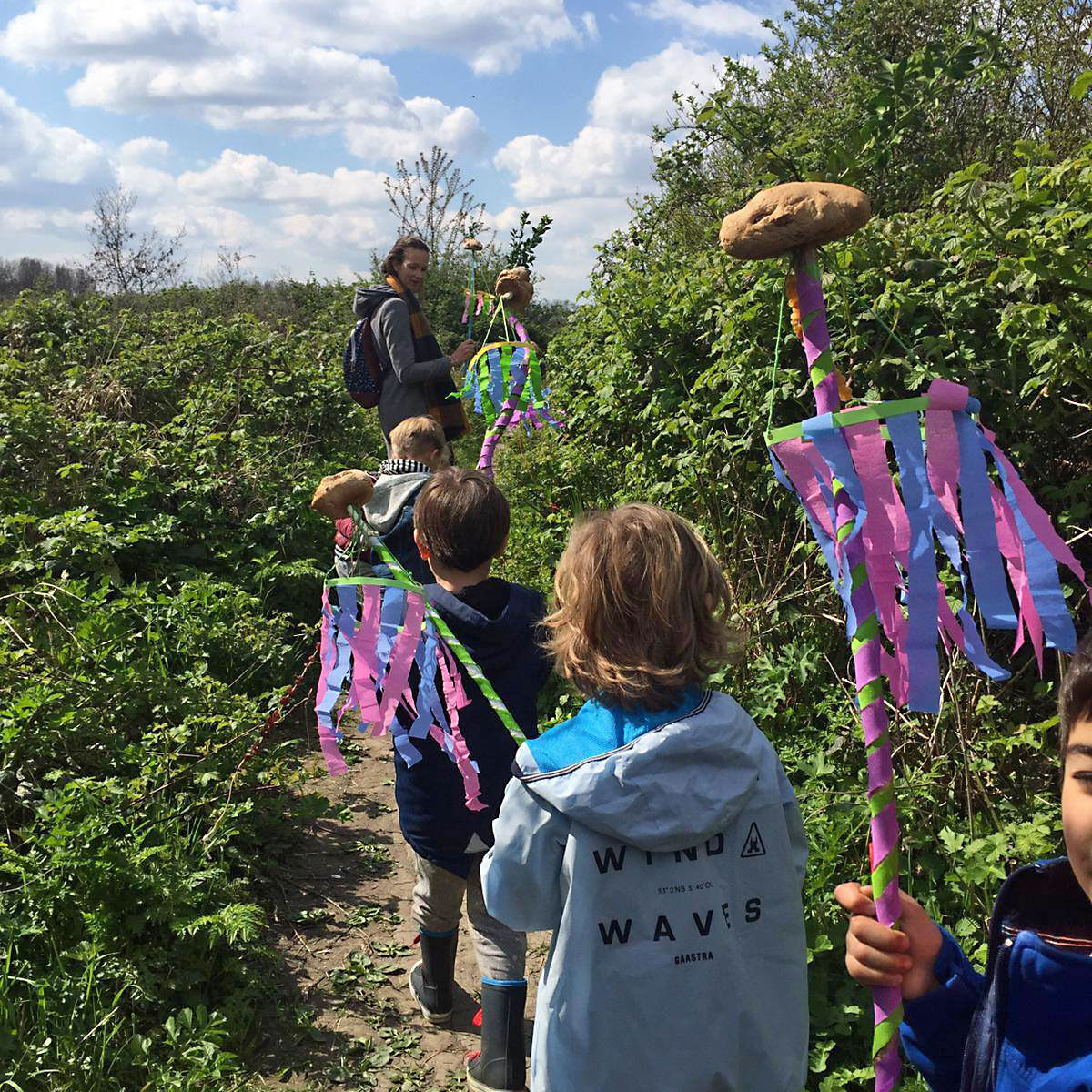 Kleuters vieren Palmpasen met zelfgemaakte palmpaasstokken