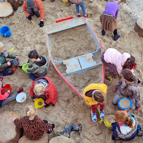 Tijdens de pauze spelen in de zandbak op ons schoolplein